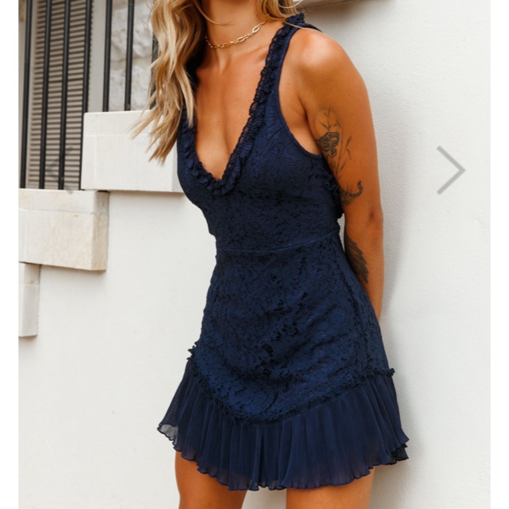 Selfie Leslie Isabella V-Neck Open Back Lace Dress